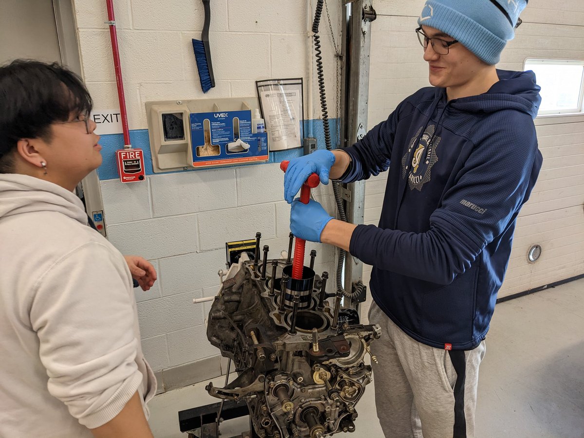 #207Gearheads installing pistons into our Honda VTEC engines in Service class today.