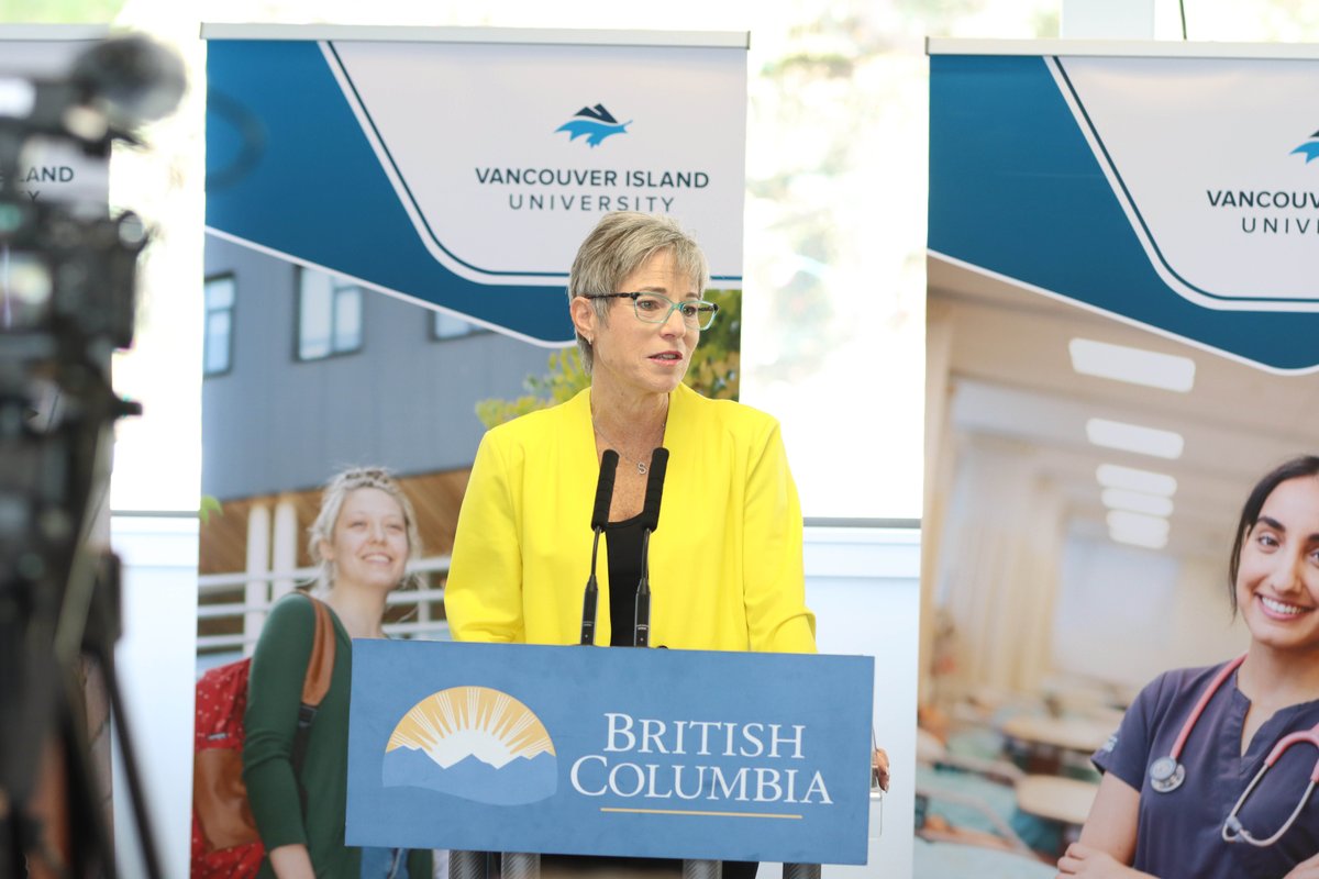 VIUniversity's tweet image. Former youth in care in BC of all ages will now have their tuition waived for post-secondary education, thanks to @BCGovNews. @selinarobinson and @mitzidean came to #VIU on Tuesday, March 14 to make this important announcement. Read more: bit.ly/3TdyiA5 #bcpse #cdnpse
