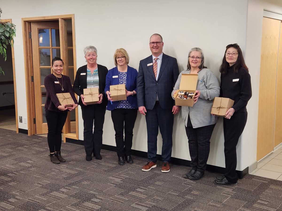 Synergycu's tweet photo. SynergyCU was named a top employer in Saskatchewan for the 6th year running. Staff celebrated with mini hampers from local artisanal snack company Uncle Weezy's. More pics from the celebrations.
#SKTopEmployers #TopEmployers2023 #saskatchewan #lloydminster #yxe #switchtosynergy https://t.co/offZAySb91