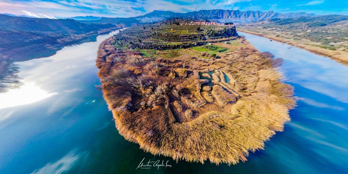 La Llacuna i el meandre de Riba-roja d’Ebre

#llacuna #ribarojadebre #onlebreesfacatalà #catalunyaexperience #TerresdelEbre #riberadebre #landscapephotography #dronephotography