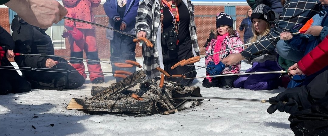 JennaBarney's tweet photo. Some of our students from XJH visited @Elwoodelementar today for #EducationWeek activities. #Spring #DeerLake @XavierJRH 🌞 @SISNLESD @NLESDCA @AshleyAshpenney https://t.co/5XEPHlEBxW