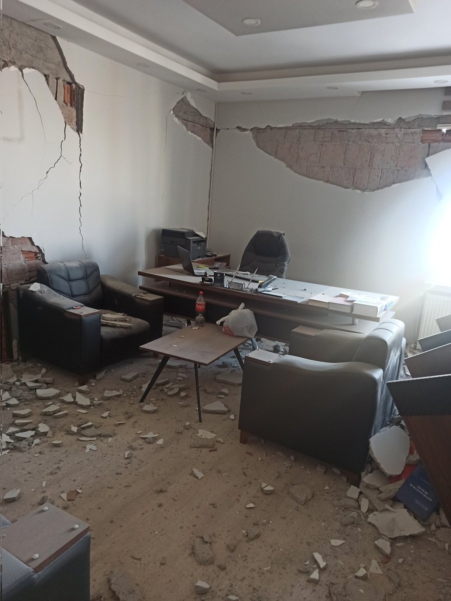 Kaderine terkedilmiş bir şehir Malatya... 
Felaketin üzerinden aylar geçti enkazlar hâla yerlerde, normalleşme adına herhangi bir adım atılmıyor. Yaşanan mağduriyetlerin bir an önce giderilmesi gerekmektedir. 
#MalatyaEnkazınAltındaKaldı