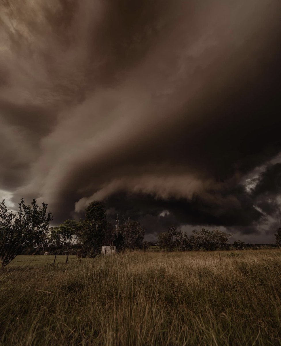 A biggie over Darwin last night, this taken at Acacia Hills just south of the city… #storm #wetseason