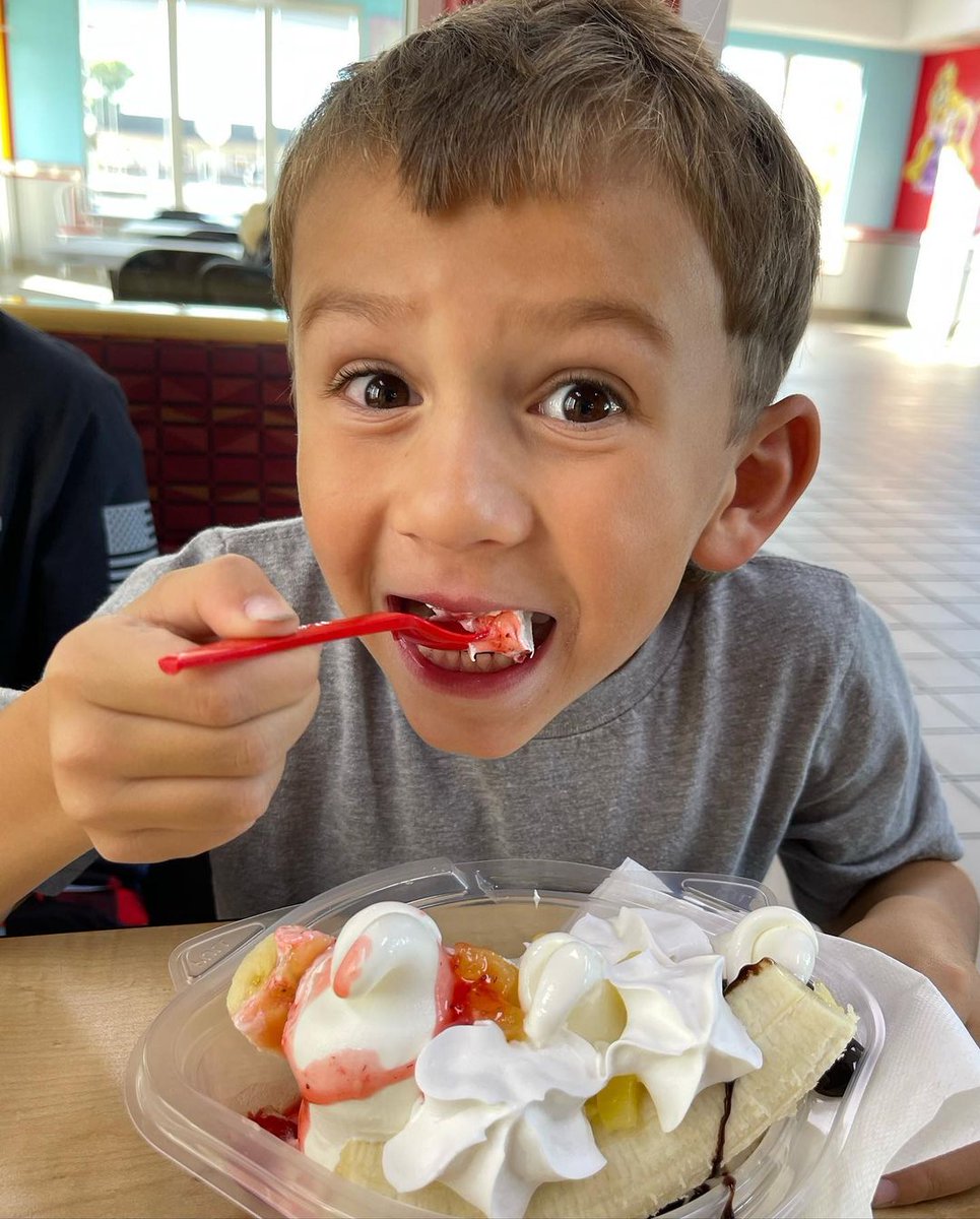 Dairy Queen On Twitter a How to On Eating A DQ Banana Split Darcie dairy-queen-on-twitter-a-how-to-on-eating-a-dq-banana-split-darcie