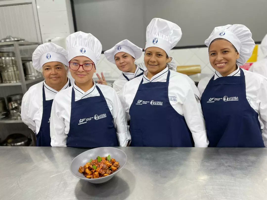 Emprendedoras gastronómicas perfeccionan sus técnicas en cocina, gracias al convenio que mantenemos con el Instituto Superior Tecnológico <a href="/deloschefs/">La Escuela de los Chefs</a>.

Fortalecemos las habilidades de las mujeres guayaquileñas.