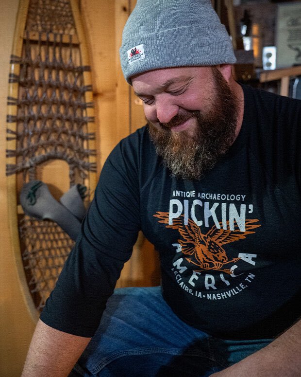 Out here Pickin’ America! 🇺🇸🚐💨 This heather gray and black raglan is super soft and a fan favorite! Featuring light grey print with an orange eagle. Includes both Nashville and LeClaire locations. SHOP NOW 👉 Antiquearchaeology.com 
#americanpickers #antiquearchaeology