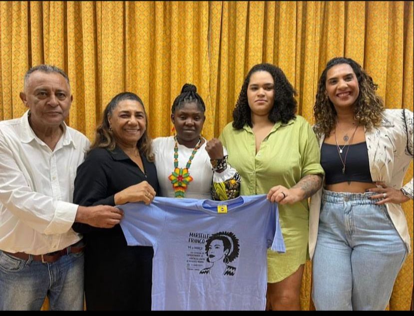 EstelaBezerraPB's tweet photo. Sua voz reivindicava justiça para periferia e seu corpo de mulher negra e lésbica, incomodava o grupo de milicianos empoleirados na política. Executaram Marielle junto com Anderson há 5 anos. 
As intervenções do governo Bolsonaro para impedir a elucidação do caso foi explícita. + https://t.co/OwviPxYC3d