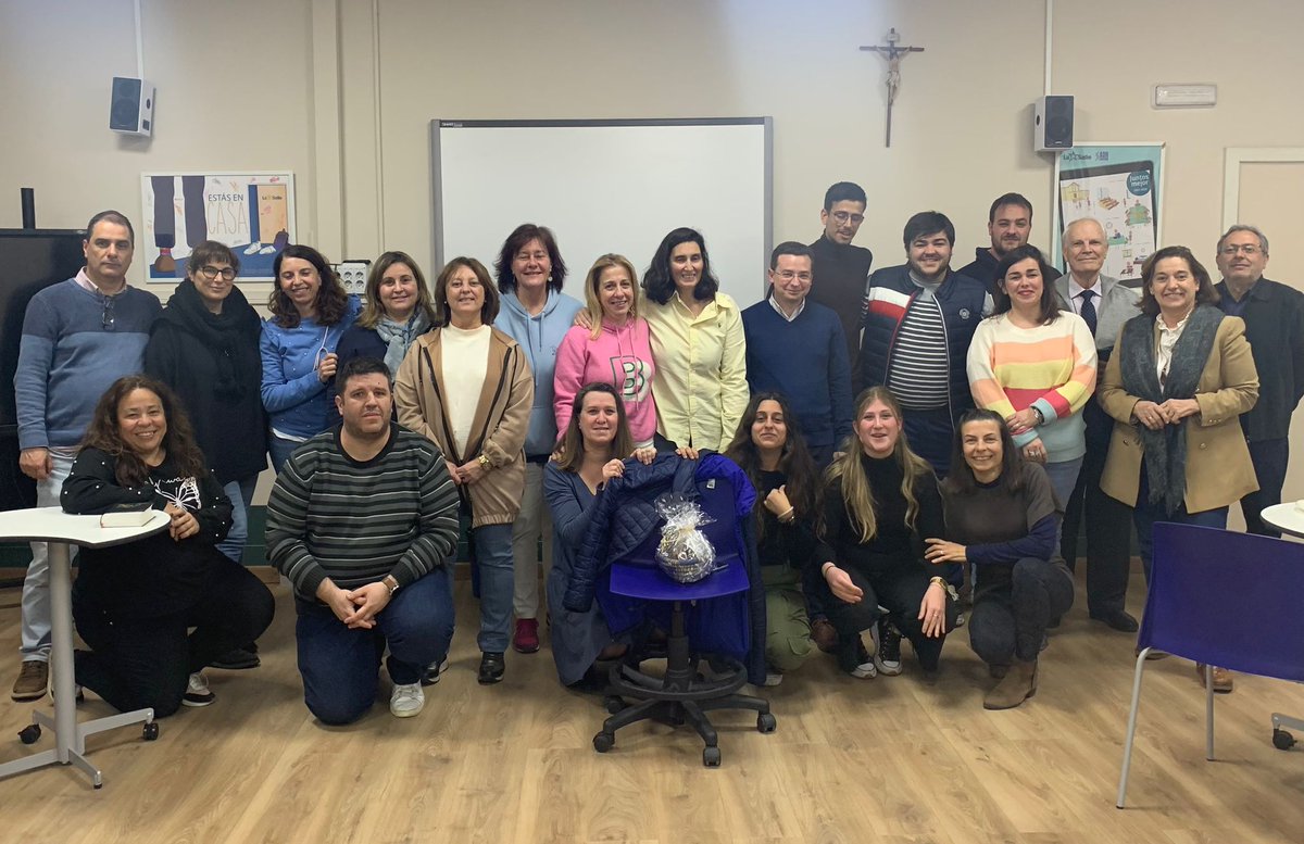 LaSalleInstituc's tweet photo. El grupo cristiano de familias, el de profes, los animadores de #ILSA_Grupos y la Comunidad de Hermanos comparten junto al H. Jose Andrés @jas_abarrio las claves para acercarse a la lectura de la Biblia. Una sesión que nos ha dejado con ganas de más.
#JuntosMejor #MiraMásAllá https://t.co/kGepoMhKtk