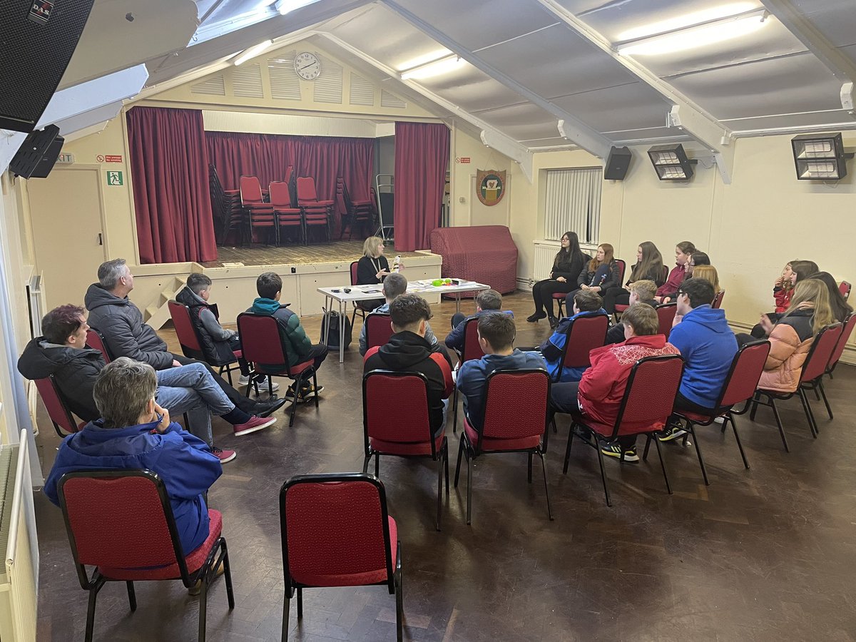 Noson ddiddorol dros ben neithiwr yng nghwmni Helen o dîm gwledig <a href="/DyfedPowys/">Heddlu Dyfed-Powys Police</a> ! Bu trafodaeth am amryw o destynau ! Mae’n bwysig tu hwnt fod ein pobol ifanc yn saff ac yn deall y bygythiadau sydd o gwmpas !! Neges bwysig drwy’r cwbl oedd - mae yna wastad rhywun i siarad a chi !