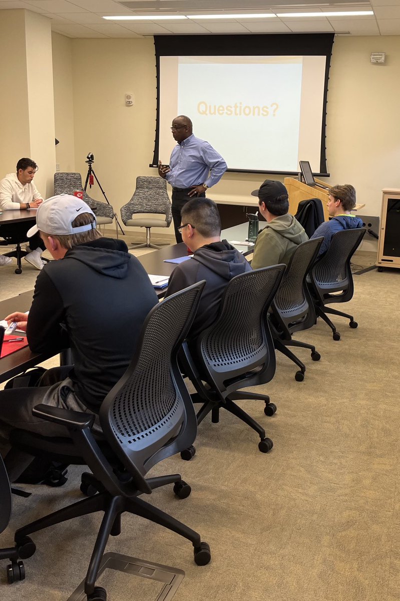 MooreSelling's tweet photo. Humble thanks to Dr Elijah Ray of ⁦@SunlandLogistic⁩ for spending time with our class to talk about his journey in honorable selling and #servantleadership.  ⁦@gohuggins⁩ ⁦@UofSC⁩ https://t.co/aMBVypwnrv