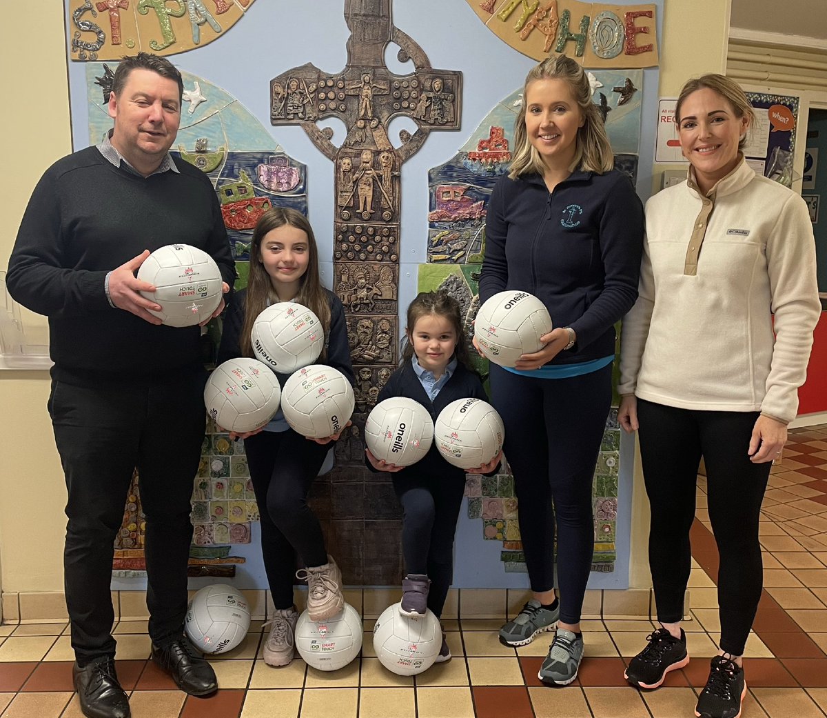 StPatricks15's tweet photo. Thank you to @ardboegfc for their continued support of our school. Special thanks to @Pizzarackardboe for sponsoring a new set of footballs. Pictured with our two perfect models are teachers Mr Lavery and Mrs Brown with Ardboe GFC club youth officer Sharon McKeown.
🍕🏐🍕🏐🍕🏐🍕 https://t.co/vrQ1vIzLeY