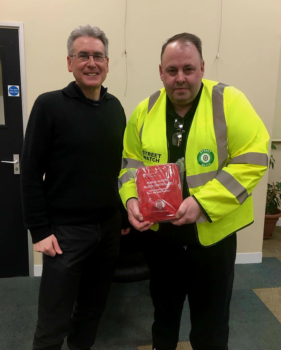Big thanks to @Simon4Mayor for stepping in last week and presenting this bleed control kit to Ben from the Chantry and Parks Streetwatch Group in Moseley. Huge thanks to @TheDanielBaird1 Foundation for their donation and for helping make #Moseley a safer place to live.