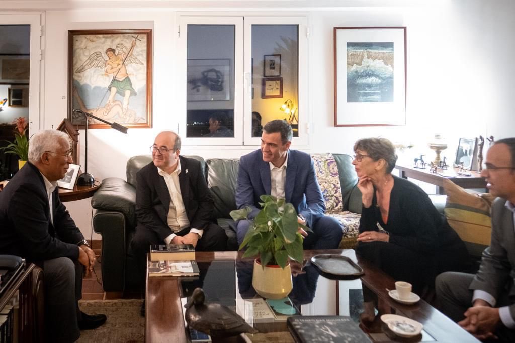 antoniocostapm's tweet photo. O legado de José Saramago é um forte laço que liga #Portugal e #Espanha. 
Não podia ter começado melhor esta deslocação a Lanzarote.
A visita com @sanchezcastejon ao @MuseoJSaramago foi um momento de celebração da cultura que nos une.
#CimeiraLusoEspanhola
#CumbreHispanoLusa https://t.co/LDVZxVjqEJ