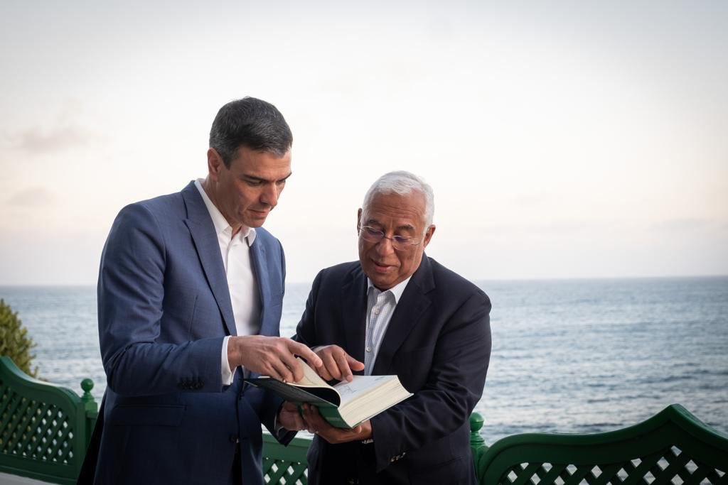 antoniocostapm's tweet photo. O legado de José Saramago é um forte laço que liga #Portugal e #Espanha. 
Não podia ter começado melhor esta deslocação a Lanzarote.
A visita com @sanchezcastejon ao @MuseoJSaramago foi um momento de celebração da cultura que nos une.
#CimeiraLusoEspanhola
#CumbreHispanoLusa https://t.co/LDVZxVjqEJ
