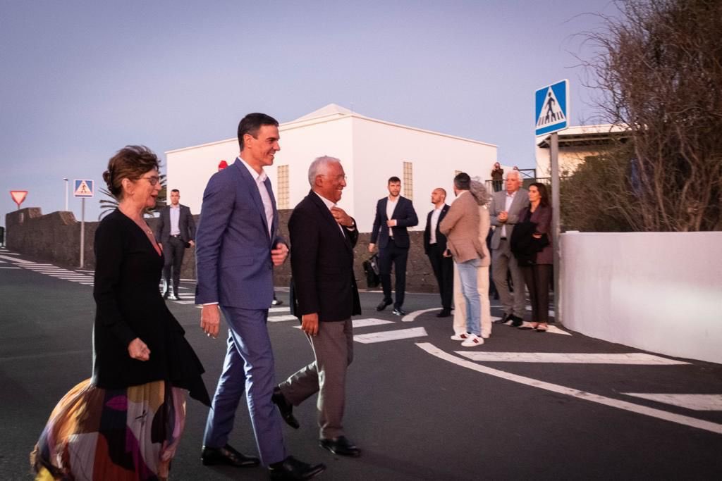 antoniocostapm's tweet photo. O legado de José Saramago é um forte laço que liga #Portugal e #Espanha. 
Não podia ter começado melhor esta deslocação a Lanzarote.
A visita com @sanchezcastejon ao @MuseoJSaramago foi um momento de celebração da cultura que nos une.
#CimeiraLusoEspanhola
#CumbreHispanoLusa https://t.co/LDVZxVjqEJ