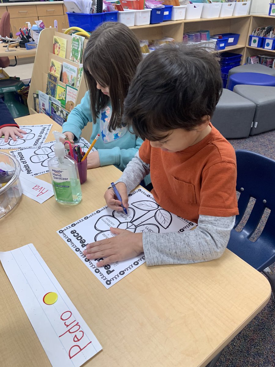 MECC_Counselor2's tweet photo. Today during #classroomcounselorvisits Gibson & I taught our #Kindergarteners how to peacefully problem solve. Step #1, stay calm! Gibson has mastered Step #1!!! #CometKids #MVPs #MostValuablePups @schatzj9 @MrsBly_MECC @MasonSchools https://t.co/tNkNbXMiQY