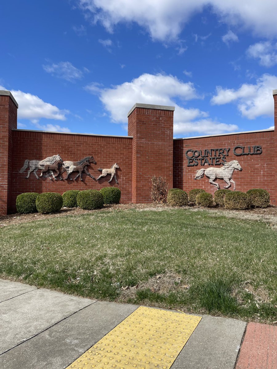 Welcome to your new maintenance-free lifestyle in the prestigious Country Club Estates neighborhood in Jeffersonville, Indiana! 

📍 3115 Country Club Ln. | Jeffersonville, IN
🛏 3 Bedrooms
🚽 2 Full Bathrooms
📏 1,834 SF

Full Video: youtu.be/G4VWGm7kmmI

<a href="/PaigeCooper__/">Paige Cooper Home Group 🏘</a>