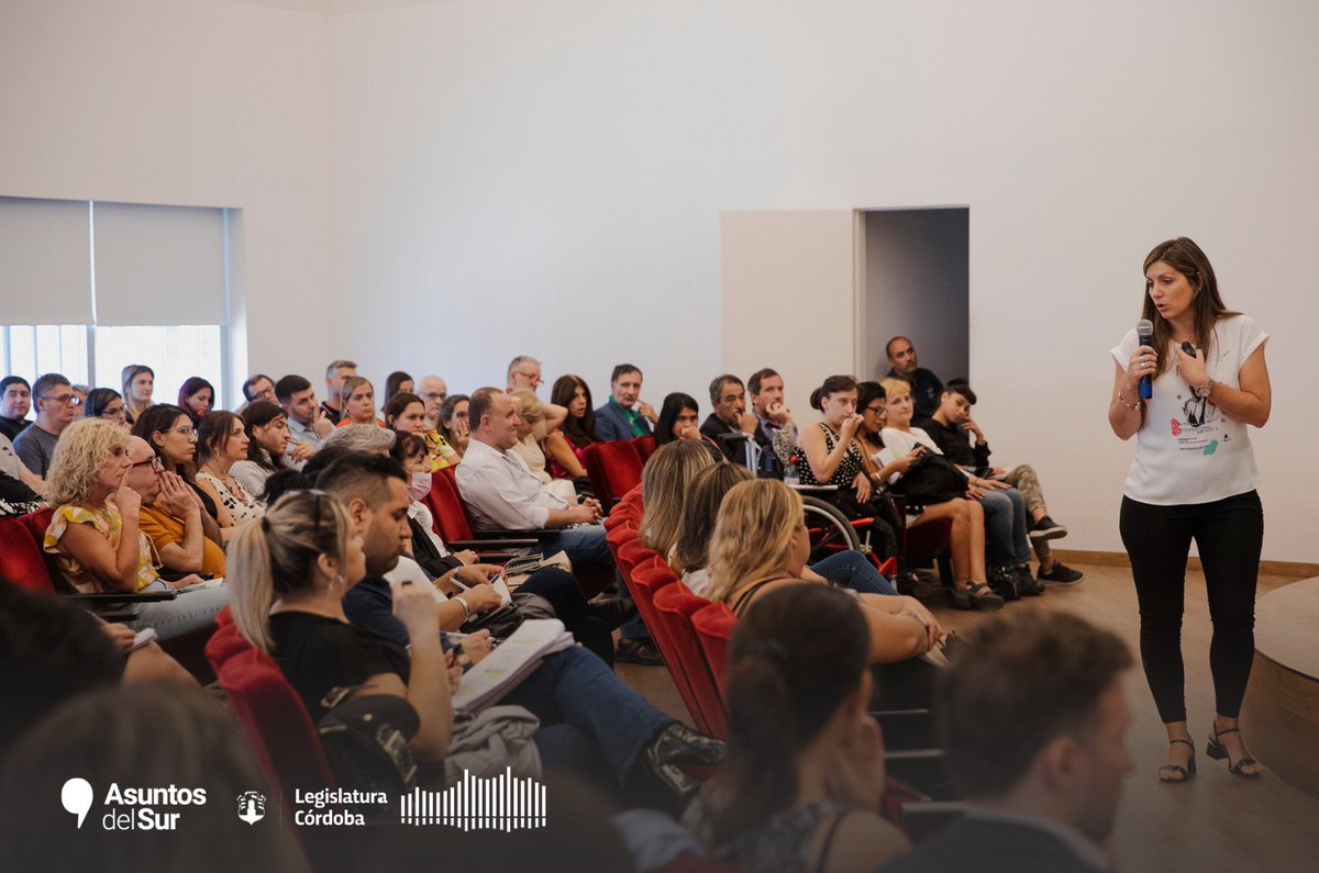 AsuntosDelSur's tweet photo. Encuentro con trabajadorxs de la @LegislaturaCBA 

Con el objetivo de valorizar el trabajo realizado en los últimos años, conversamos con cien empleadxs de la Legislatura para recuperar su experiencia en los programas de innovación desarrollados por esta institución legislativa. https://t.co/hQsabHgPms