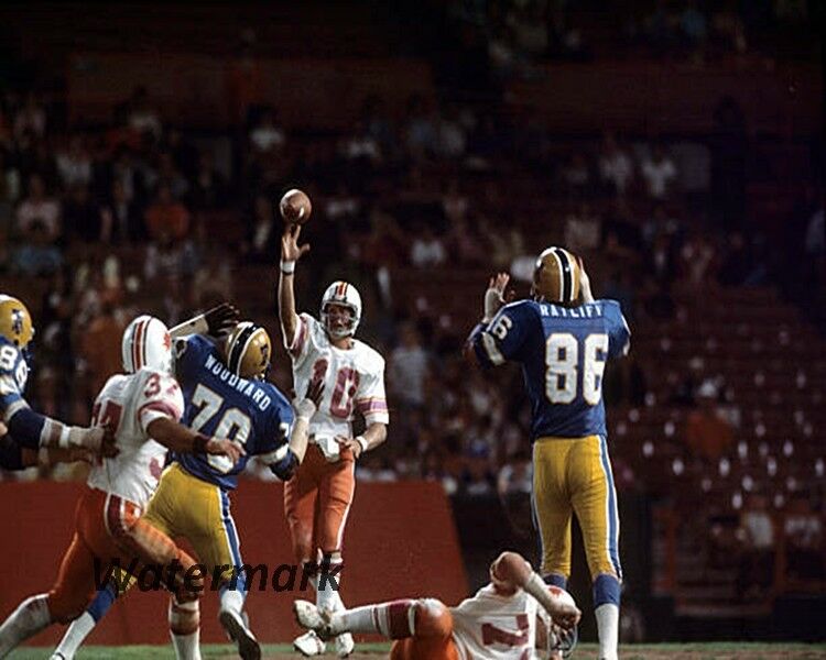 _deadfootball's tweet photo. Look at Pat Haden going to work against the Philadelphia Bell. #WFL #SoCalSun https://t.co/oHufAXDOcv
