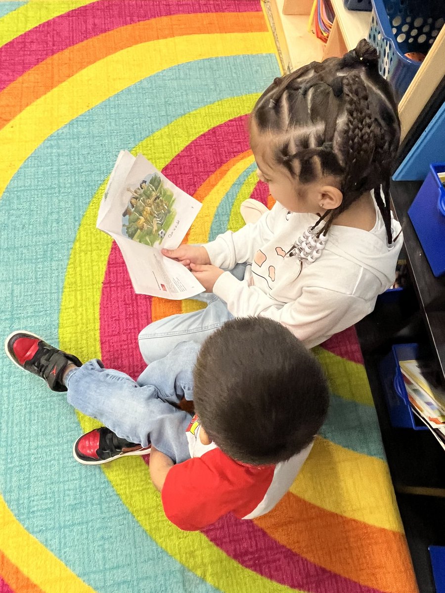 Can you spot the sight words “her” and “what”? 🔎 We can! We went on a sight word hunt with a friend in our decodables today to identify those new words!