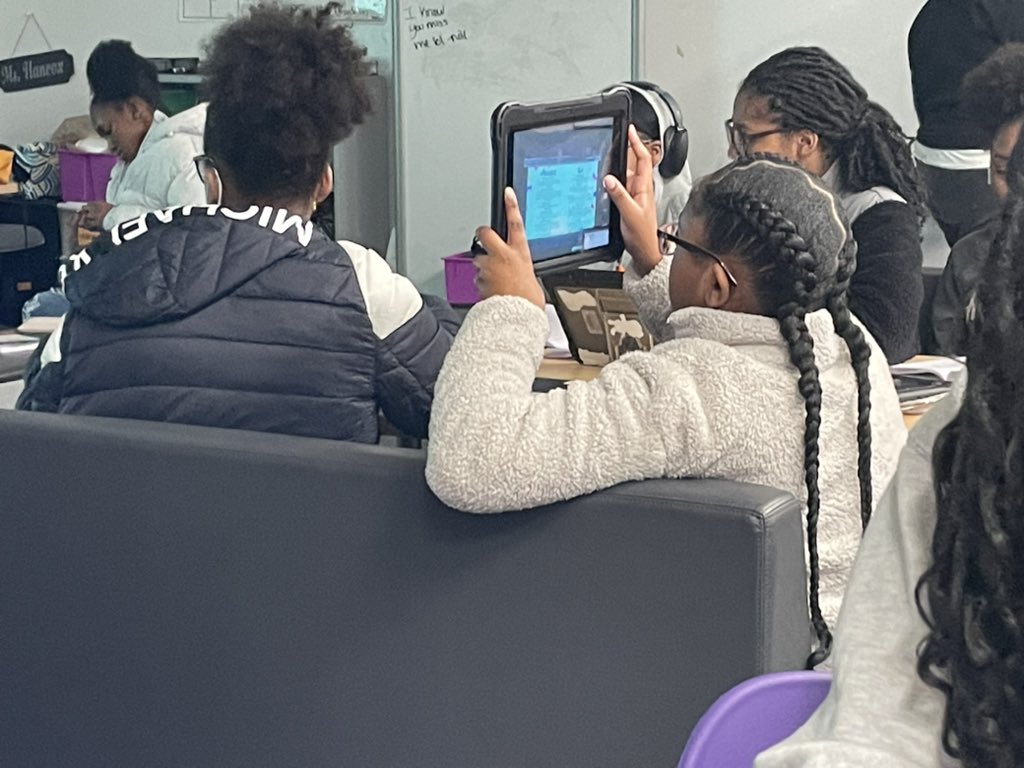 mspagesays's tweet photo. These @STEAM_GEMS have mastered the skill of note taking in @Ms_Hancox classroom! Also, shout out to her very intentional integration of Science in ELA. Best👏ELA 👏Department around! #CROWNSup👑 #FutureSTEMinists https://t.co/FSc3ms2dTb