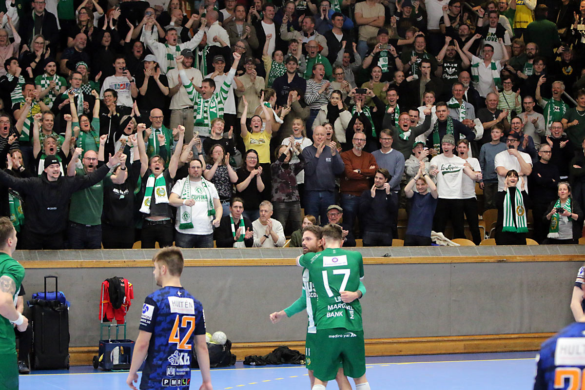BenjaminThoren's tweet photo. Tack @hhandboll för två otroliga finalmatcher!
Ni pressar Sveriges i särklass bästa handbollslag till shoot-outs. I en förlängning hade de tvingats starta med två utvisade.
Och vilken jävla stämning! Diffen kan ta sina "ljudtoppar" och stoppa upp nånstans!
#Bajen https://t.co/diiCt1QJoS