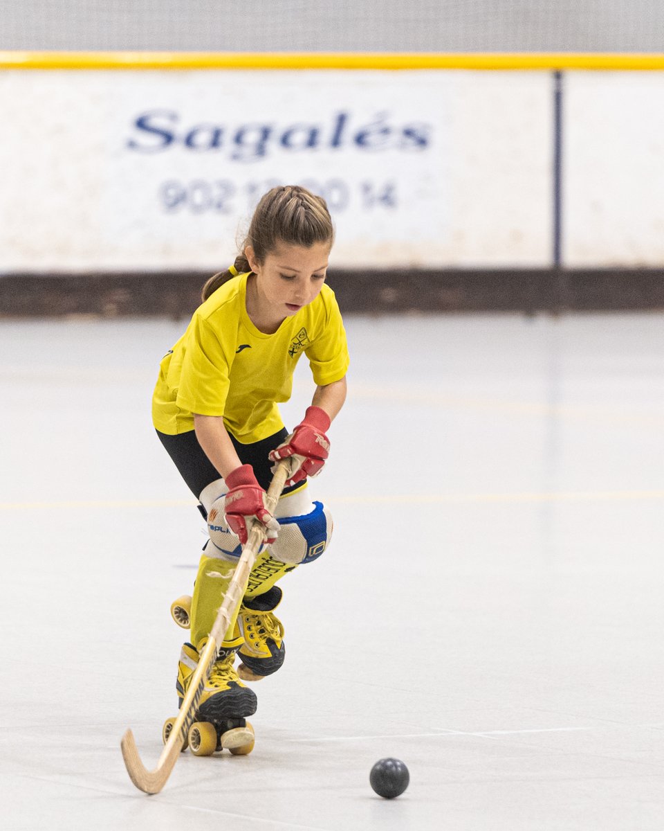chcaldes's tweet photo. 📸 Els jugadors de l'escola del Club Hoquei Caldes durant el descans del partit contra el Coutras!

👏 El futur a la Torre Roja!

#SomhiCaldes https://t.co/3IVWOijxDs