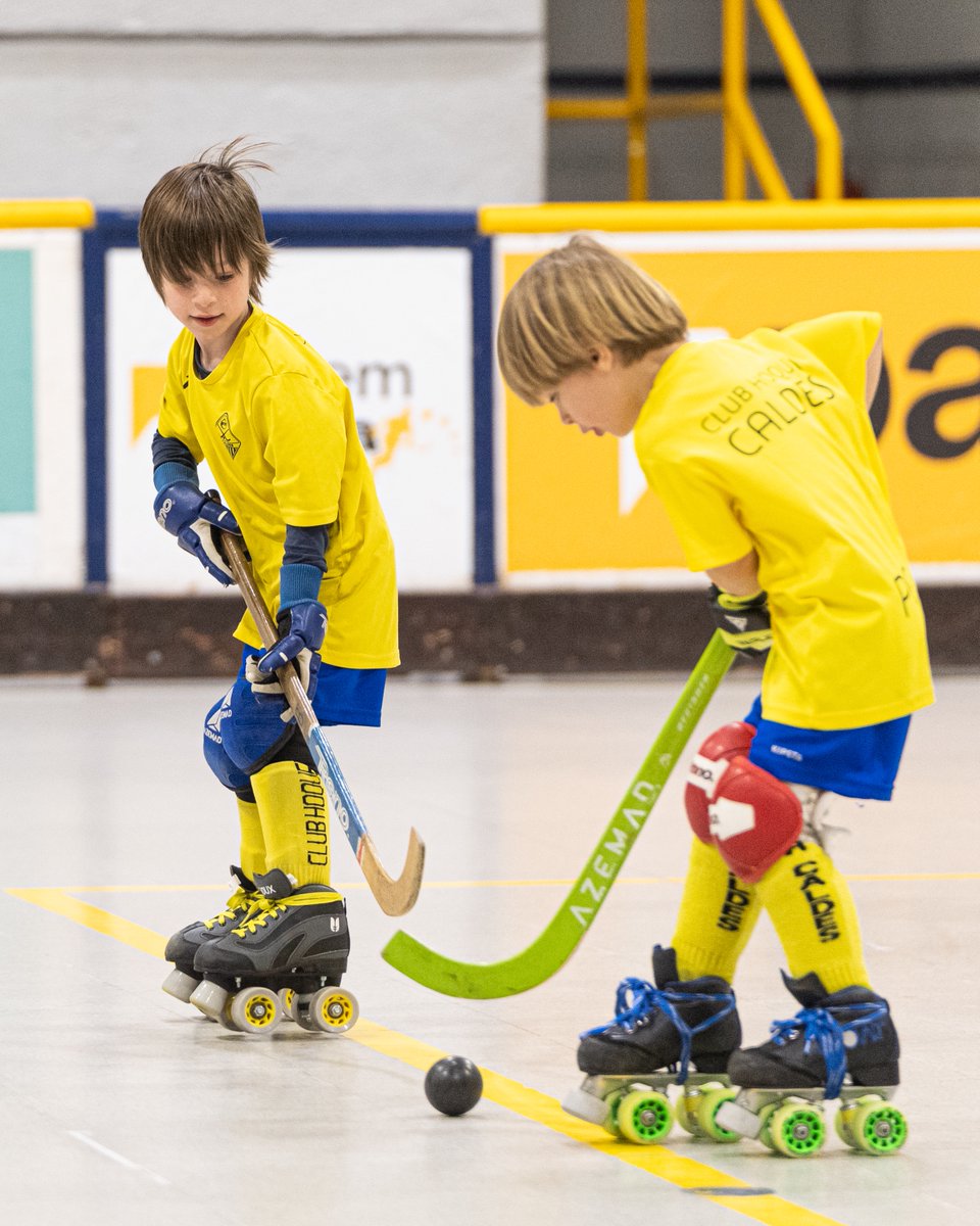 chcaldes's tweet photo. 📸 Els jugadors de l'escola del Club Hoquei Caldes durant el descans del partit contra el Coutras!

👏 El futur a la Torre Roja!

#SomhiCaldes https://t.co/3IVWOijxDs