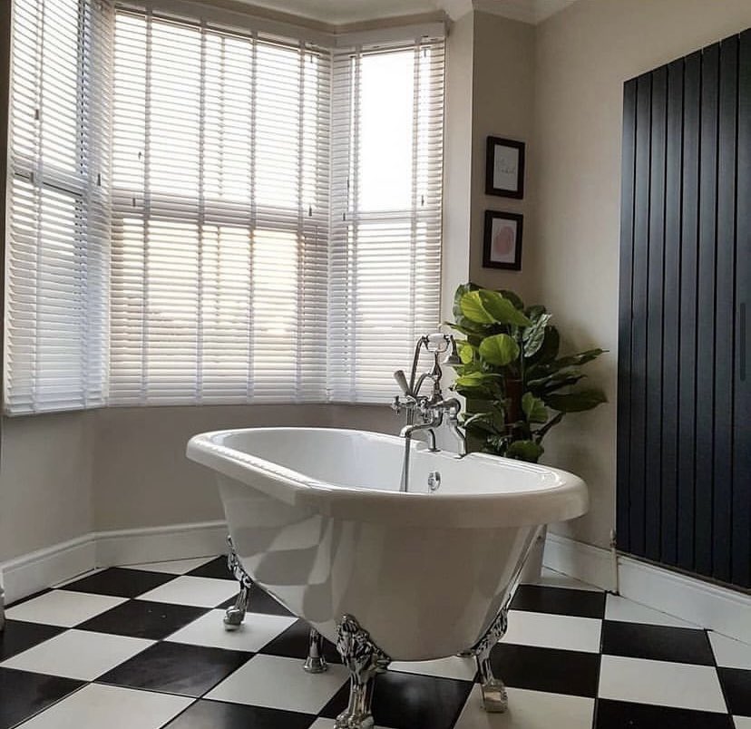 BBayswater's tweet photo. We absolutely love this classic bathroom by:

🏠 @thelittleyorkshireterrace

All our baths are in stock!! 

Contact your local agent to find out more on all our freestanding baths!

#freestandingbath #bathroominspo #traditionalbathroom #bayswater  #baywindow  #edwardianhome https://t.co/leoGM96vvY