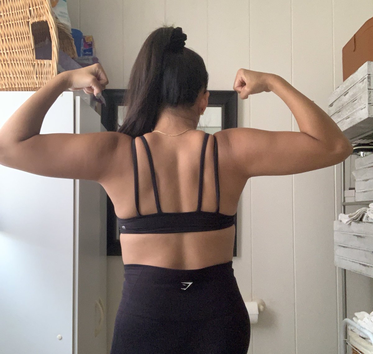 hillpickkles's tweet photo. the back of ur head looks ridiculous 🤭🤣 https://t.co/gLahC7r4Tn