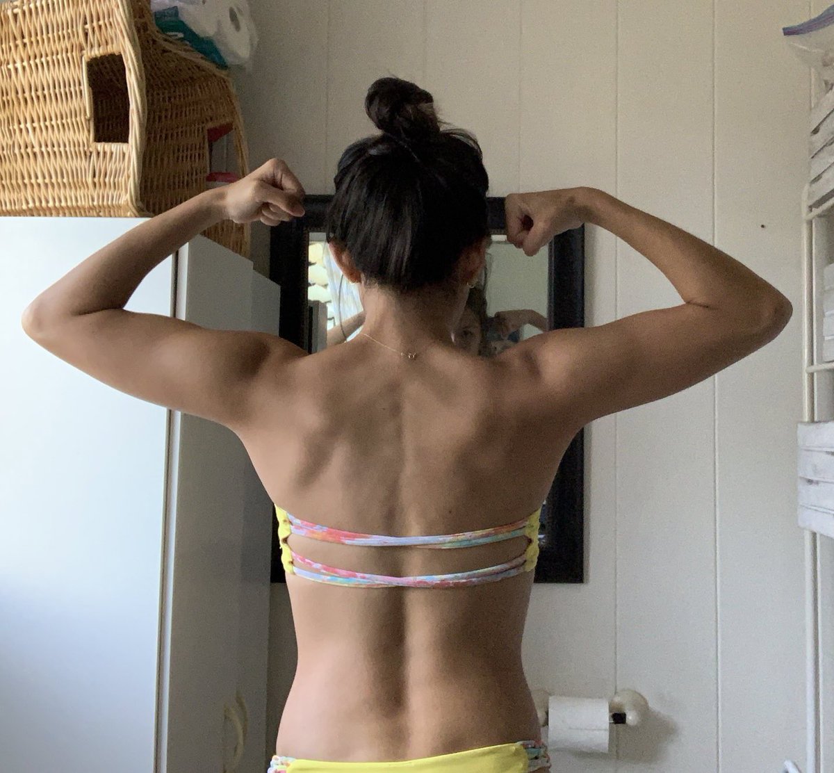 hillpickkles's tweet photo. the back of ur head looks ridiculous 🤭🤣 https://t.co/gLahC7r4Tn