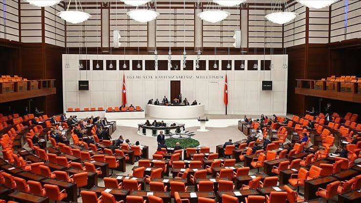 ritimritim's tweet photo. 🔴ÖNEMLİDİR‼️ BOL BOL RT‼️⚫️

STAJ İÇİN SİNYALİ VERDİLER‼️

Hükümete yakın bir yayın çizgisi olan A HABER’de Staj ve Çıraklık Mağdurları’nı heyecanlandıran bir haber paylaşıldı. 

İŞTE STAJ VE ÇIRAKLIK MAĞDURLAR’NA YEŞİL IŞIK YAKAN O HABER:

EYT'DE 5.000 PRİM, 3600 KISMİ EMEKLİLİK, STAJ SİGORTASI VE BAĞ-KUR AFFI TORBA YASAYA GİRECEK Mİ?

Emeklilikte yaşa takılanlar ile ilgili yasa teklifi TBMM Genel Kurulu'nda görüşülerek kabul edildi. Teklifin emeklilik ile ilgili hükümleri, TBMM'ye sunulan haliyle yasalaştı. 8 Eylül 1999 öncesinde sigortalı çalışmaya başlayanlar, yaşa bakılmaksızın prim günü ve sigortalılık süresi koşulunu yerine getirerek emekli olabilecekler.

STAJ TORBA YASAYA MI GİRECEK?

Ancak staj sigortası, 5000 prim eşitliği ve Bağkur affı ile ilgili madde yer almadı. İlerleyen zamanlarda yasaya ekleme yapılması bekleniyor.

@vedatbilgn @RTErdogan @dbdevletbahceli @fahrettinaltun @akbasogluemin @erkanakcay45 @rprefahpartisi @ErbakanFatih @arzuerdemDB @Mustafa_Destici @ahaber 

#StajTorbayaEllerHavaya