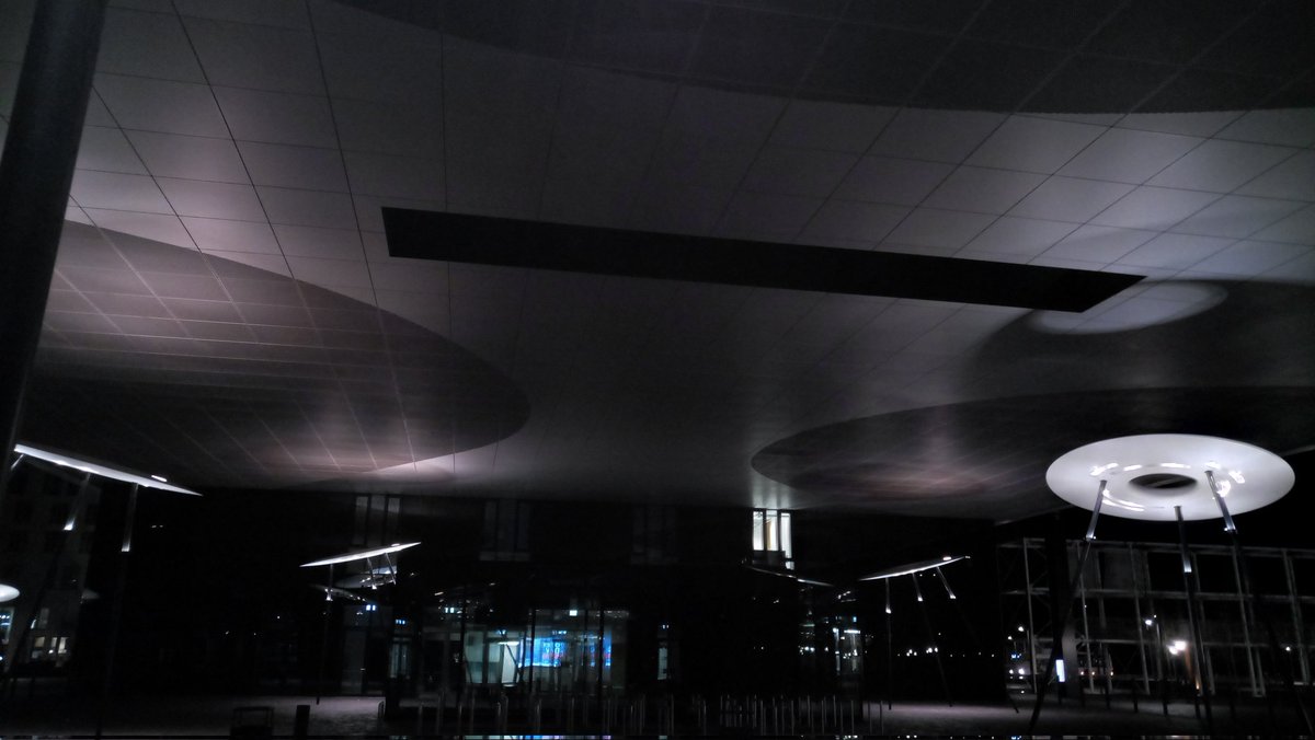Der Abend neigt sich bei der #Dhd2023 dem Ende zu! Faszination im Dämmerlicht beim Verlassen der Uni: Die Architektur begünstigt zwar den Wind in einem unerbitterlichen Durchzug, aber sie erinnert mich an Space-Design aus den 60 ern 🤩