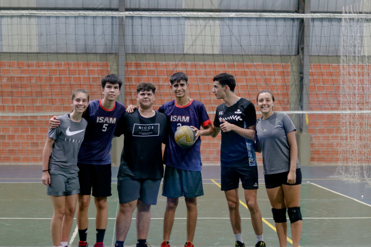 Entre partidito y partidito con amigos la pasamos moooy bien! 

No te pierdas el próximo torneo de penales, a ver si no la mandan a la luna!