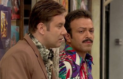 – Az mı bekledin sen bu kızı okul yollarında?
+ Değil mi? Bekledim.
– Bekledin tabi. Hiç unutmuyorum bir kere hafta sonuydu, okul kapalı, sen yine bekledin.