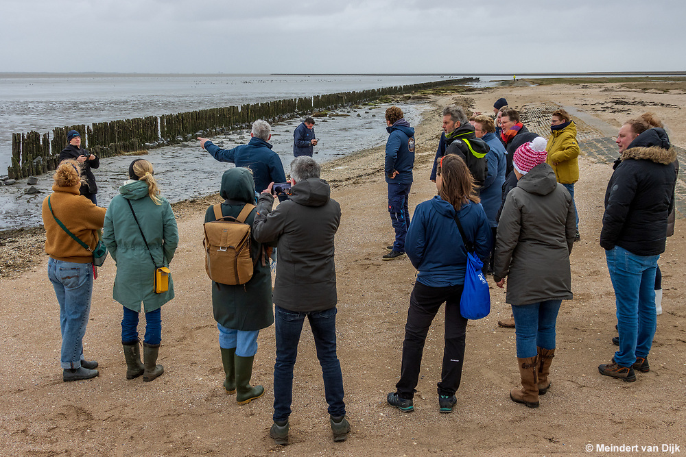 meindertvdijk's tweet photo. Sfeerfoto's van de excursie in de Peazemerlannen bij Paesens-Moddergat tijdens de eerste ambassadeursdag Waddenzee Werelderfgoed. 
#werelderfgoedwaddenzee #waddenzeewerelderfgoed #itfryskegea #peazemerlannen #waddenzee #wadden #Waddenkust #ambassadeursdag https://t.co/Mu1qRxz4qR