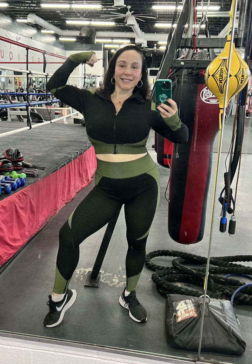 MsJewellMarceau's tweet photo. Killin’ it this morning at the gym! #LegDay #weightlifting #girlswholift #trainhard #dontstop #stayfit #healthyisalifestyle #goodjob #fitDom #staysexy #agingHot #cardio #takecareofyourself #moveyourbody
#exerciseistheFountainofYouth! https://t.co/g8uEcGqXbN