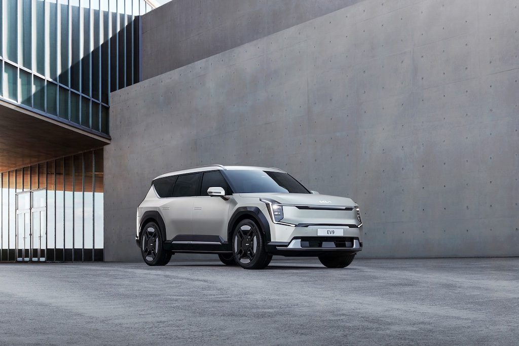 Eerste beelden van nieuwe Kia EV9: elektrische mega-SUV introduceert nieuw Kia-design autonieuws.be/nieuws/8160-ee…