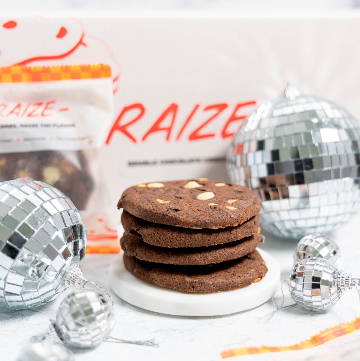 It's always a party with our Double Chocolate Cookies🪩🕺

These chocolatey wonders keep you satiated and satisfy your sweet tooth with two different chocolate chips and a rich chocolate base. Plus, NO added sugar.