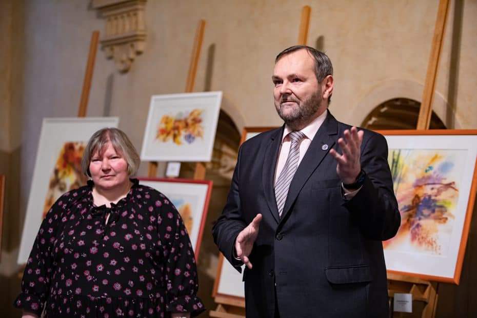 KarnikPavel's tweet photo. Josef Švarc dnes představil své dílo v Senátu. Odborný výklad skvěle zvládla Mgr. Petra Hollerová z Regionálního muzea v Kolíně a pro hosty byla připravena i prohlídka Senátu. Představit region je pro mě vždy čest a děkuji nejen rodině Švarců, ale i všem zaměstnancům Senátu.👏 https://t.co/EEYDH42kAU
