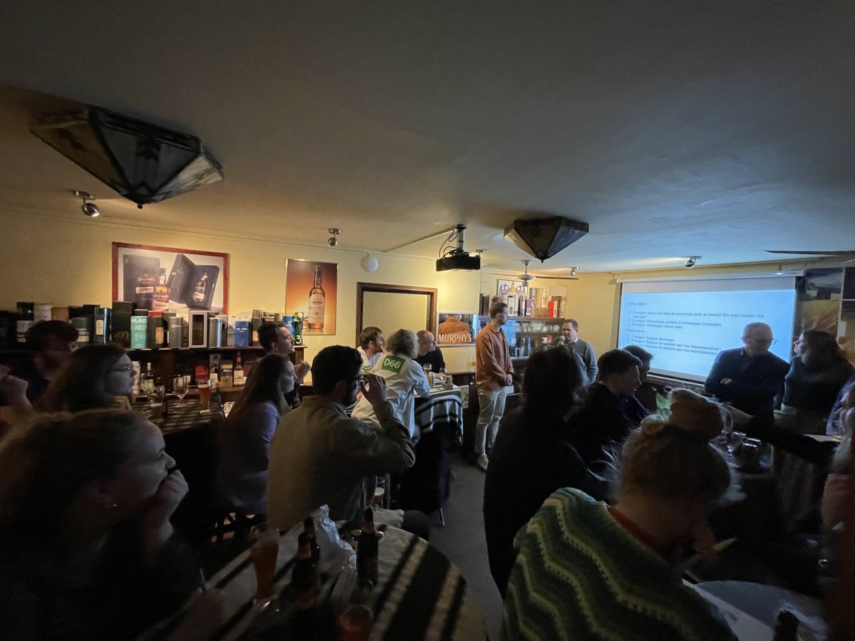 En in de #WeekvandeDemocratie is het soms ook nodig om de boel een beetje luchtig te houden. Een vol café de Toeter met geweldige #pubquiz door ⁦<a href="/ug_spotlight/">UG Spotlight 🔎🔦</a>⁩ over de Geschiedenis van de Groningse democratie. 🍻
