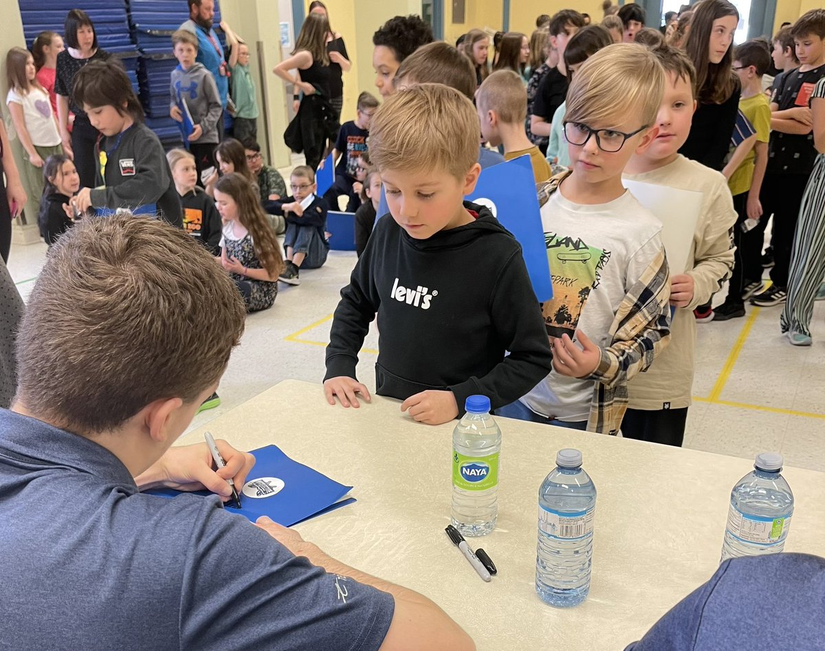 oceanicrimouski's tweet photo. L’Océanic visitait aujourd’hui des écoles participantes à la 2e saison du projet Nicslecture, organisé avec COSMOSS BSL! 📚
Nous sommes fiers de voir à quel point les Nicslecteurs sont dédiés! 🙌
Bravo à vous pour ces milliers de minutes de lecture! 🏆
🌊 #Nicslecture https://t.co/iSUQwjSc9m