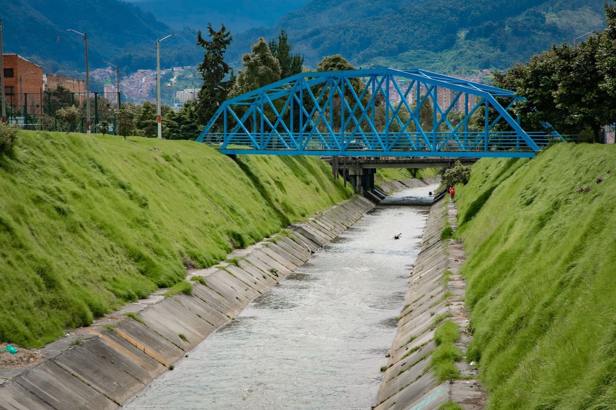 Hoy trabajamos con la comunidad en el Canal de río Fucha de <a href="/ALantonionarino/">Antonio Nariño</a> recuperando el espacio, recogiendo basura y escombros con la <a href="/Uaesp/">Uaesp</a>. 
Reverdecemos, iluminamos y hacemos estos lugares más seguros.

#JuntosCuidamosAntonioNariño