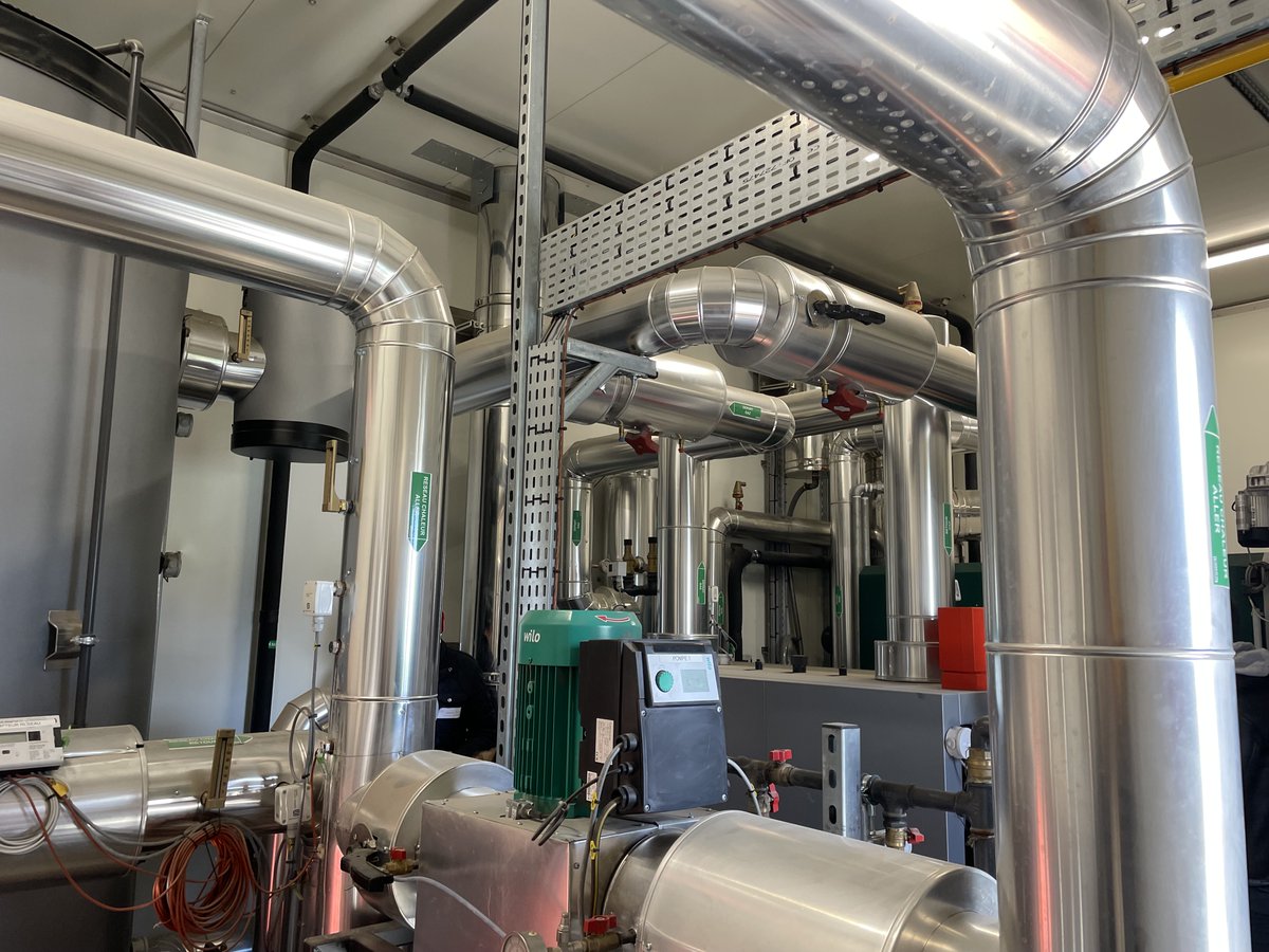 maud_beraud's tweet photo. [ADEME'TOUR] Forte affluence pour ce 2ème jour en #Touraine, visite de 3 #installations exemplaires de #chaleurrenouvelable dans le dpt 37 :
- 🔥La chaufferie bois de Nouzilly
- L'installation de #géothermie  à Montbazon
- 🔥Le #réseaudechaleur (bois) de Membrolle-sur-Choisille. https://t.co/29jnWkGhZR