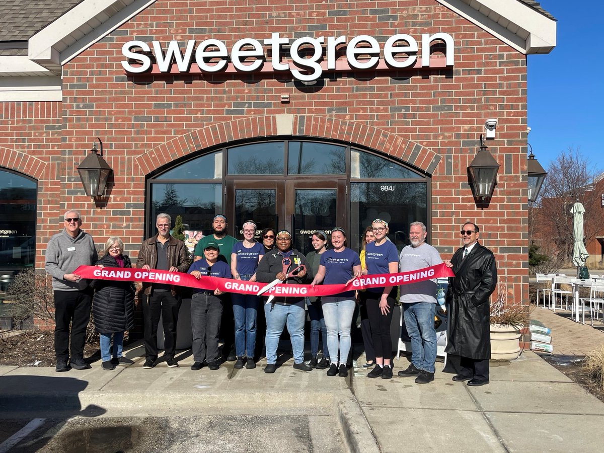 NorthbrookGOV's tweet photo. This morning the Northbrook Chamber of Commerce hosted a Ribbon Cutting for Sweetgreen at 984 Willow Rd. Sweetgreen has a mission of reimagining fast food for a new era & building healthier communities by connecting people to real food. Welcome! #ThriveHere #RibbonCutting https://t.co/jKlS0chKHn