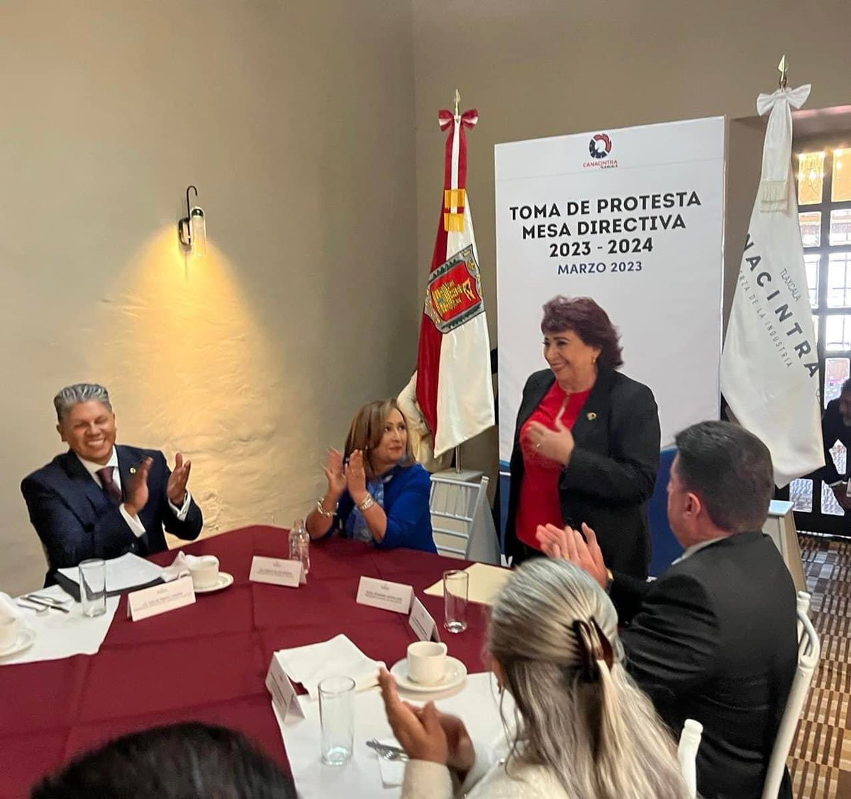 El Lic. Carlos Alberto Tamayo Chavero, Presidente de #CANACINTRA Delegación #Tlaxcala, agradece la presencia de la Profa. Esperanza Ortega Azar, Presidenta Nacional de #CANACINTRA, por su compromiso de trabajar para fortalecer la unidad de la Cámara.