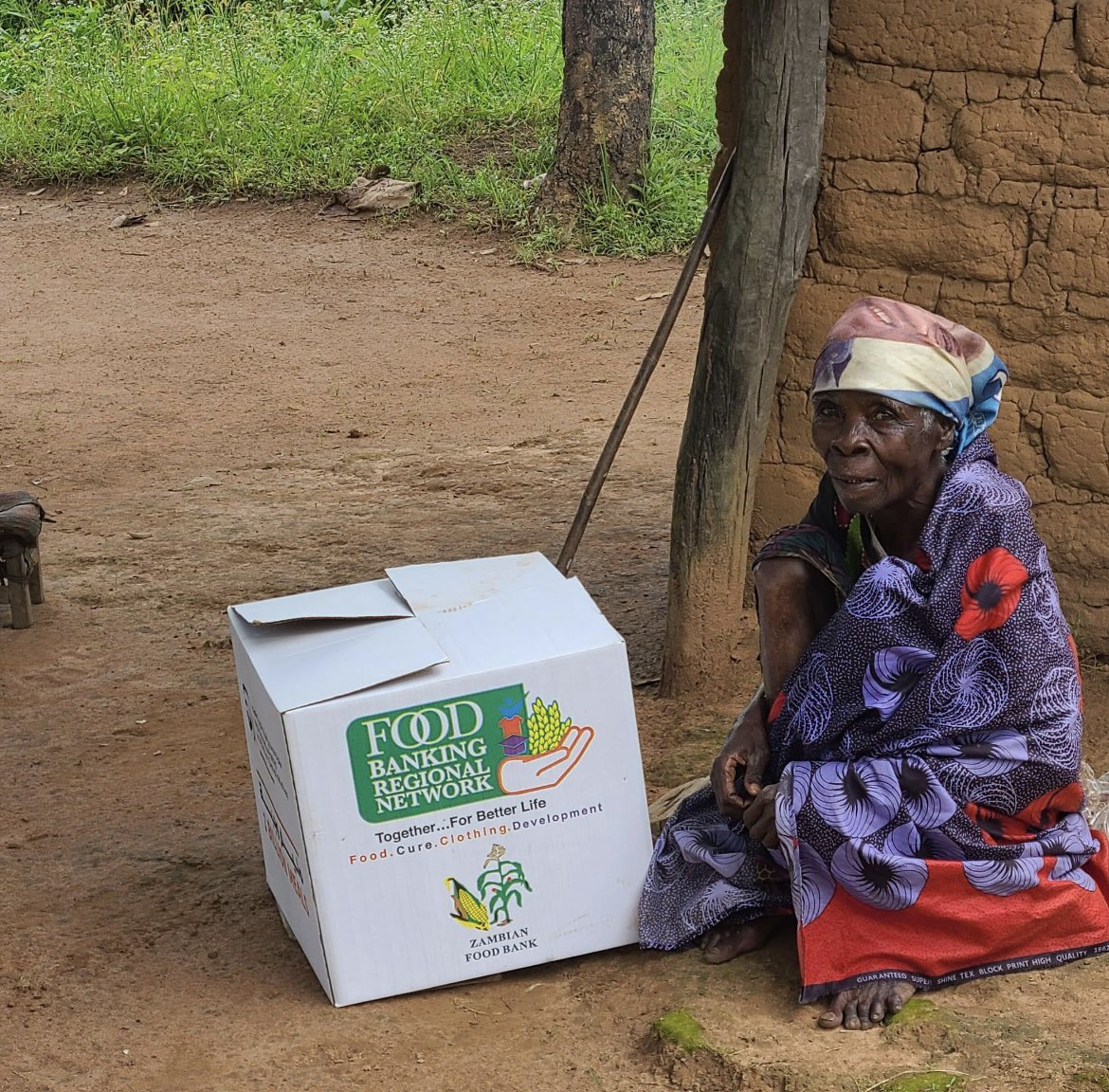 Foodbankingrn1's tweet photo. “It’s not how much we give, but how much love we put into giving.” Mother Theresa.
Reaching out Zambia with feeding boxes to support the most needy families.
توزيع صناديق طعام في زامبيا 🇿🇲 للعائلات الأكثر فقرا. #feeding #feedinghunger #hunger #zambia #giving #foodbank #africa https://t.co/UiZhuPoyvT