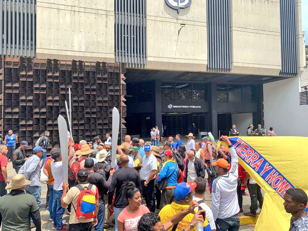 LUCHA_CAMPESINA's tweet photo. JUSTICIA

Agradecemos a todos los que marcharon ayer diciendole #NoAlSicariatoCampesino #JusticiaParaCarlosBolivar y para los 326 campesinos caidos por el sicariato latifundista.

ACUERDOS ALCANZADOS 👇🏿
 
@NicolasMaduro @dcabellor @delcyrodriguezv @CaroCarreroCC  @TarekWiliamSaab https://t.co/L2gL4vn8vK