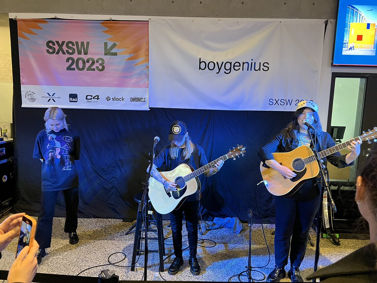 📸 boygenius executing a surprise show at Austin Airport for sxsw
