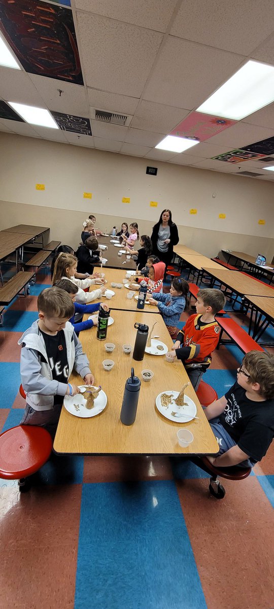 SHPSLasVegas's tweet photo. Spring break camp! Crafts, minute-to-win it challenges, and friends having fun! https://t.co/z27xTmcSeN